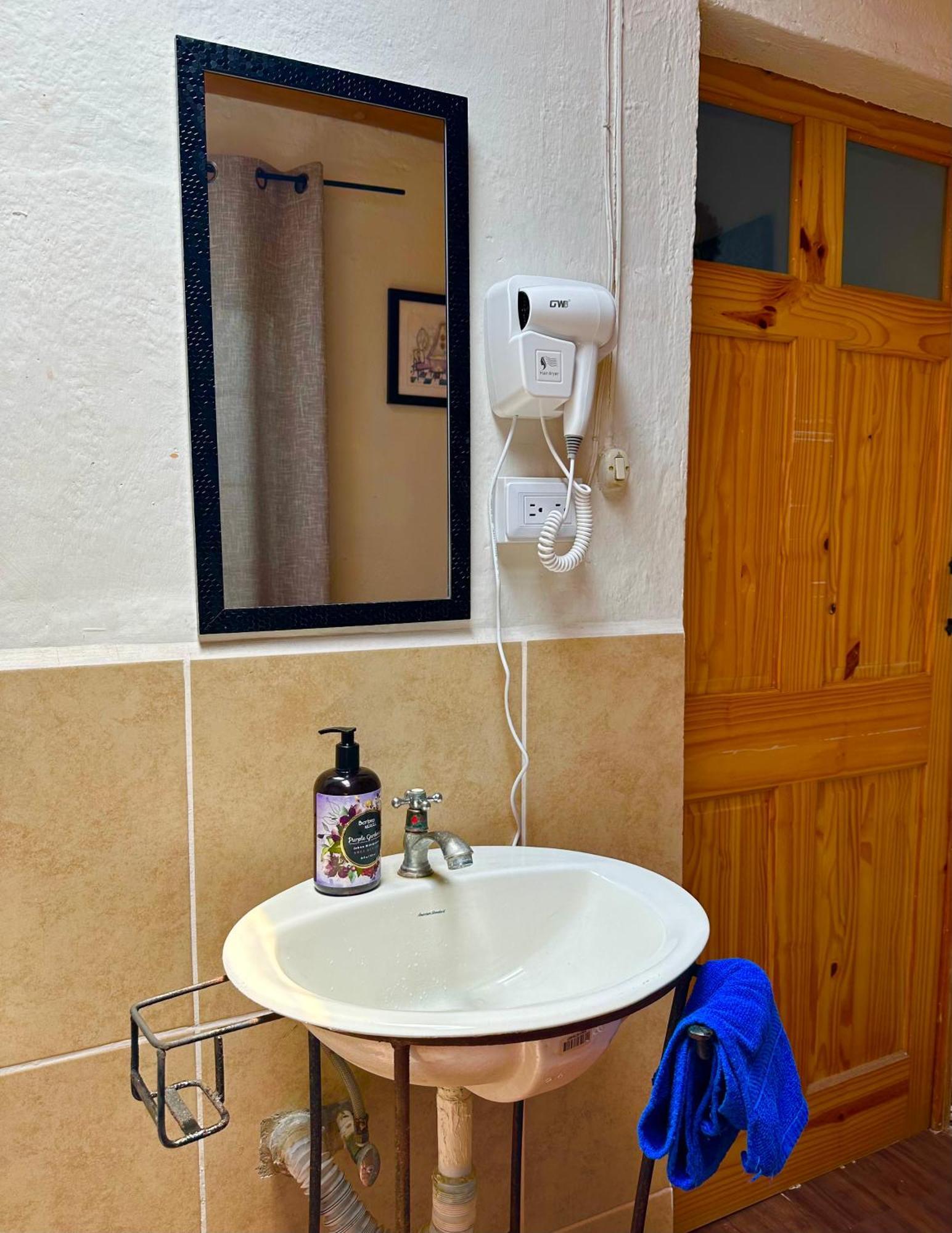 אנטיגואה גואטמלה El Extranjero Hostal מראה חיצוני תמונה
